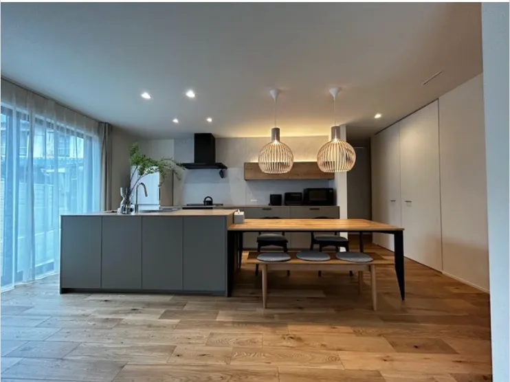 シンプルモダンで直線的でスタイリッシュな印象