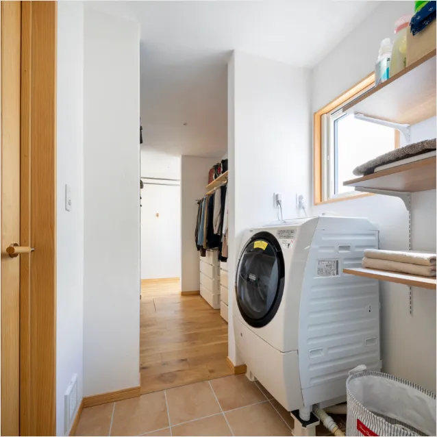 一直線の家事動線でキッチン〜洗濯室〜浴室を効率的に配置