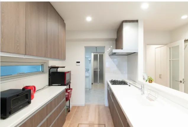 一直線の家事動線でキッチン〜洗濯室〜浴室を効率的に配置