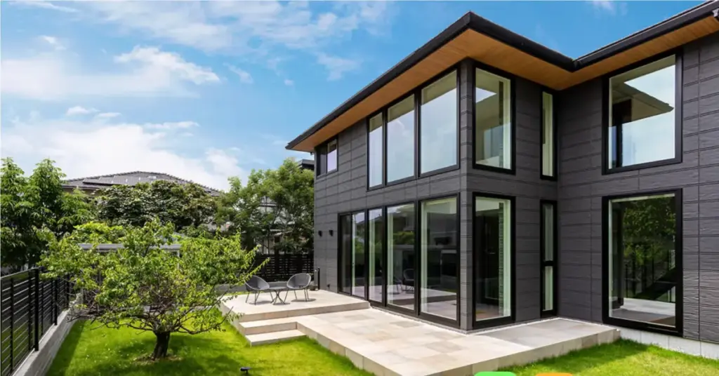 吹き抜けや大きな窓で開放的なリビング