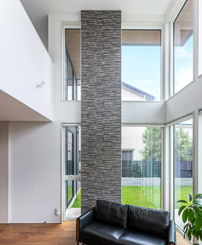 吹き抜けや大きな窓で開放的なリビング